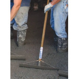Sape de tras beton (Rake beton) din aluminiu, model GOLD, marca STRONG, dimensiuni 495x105x1530mm
