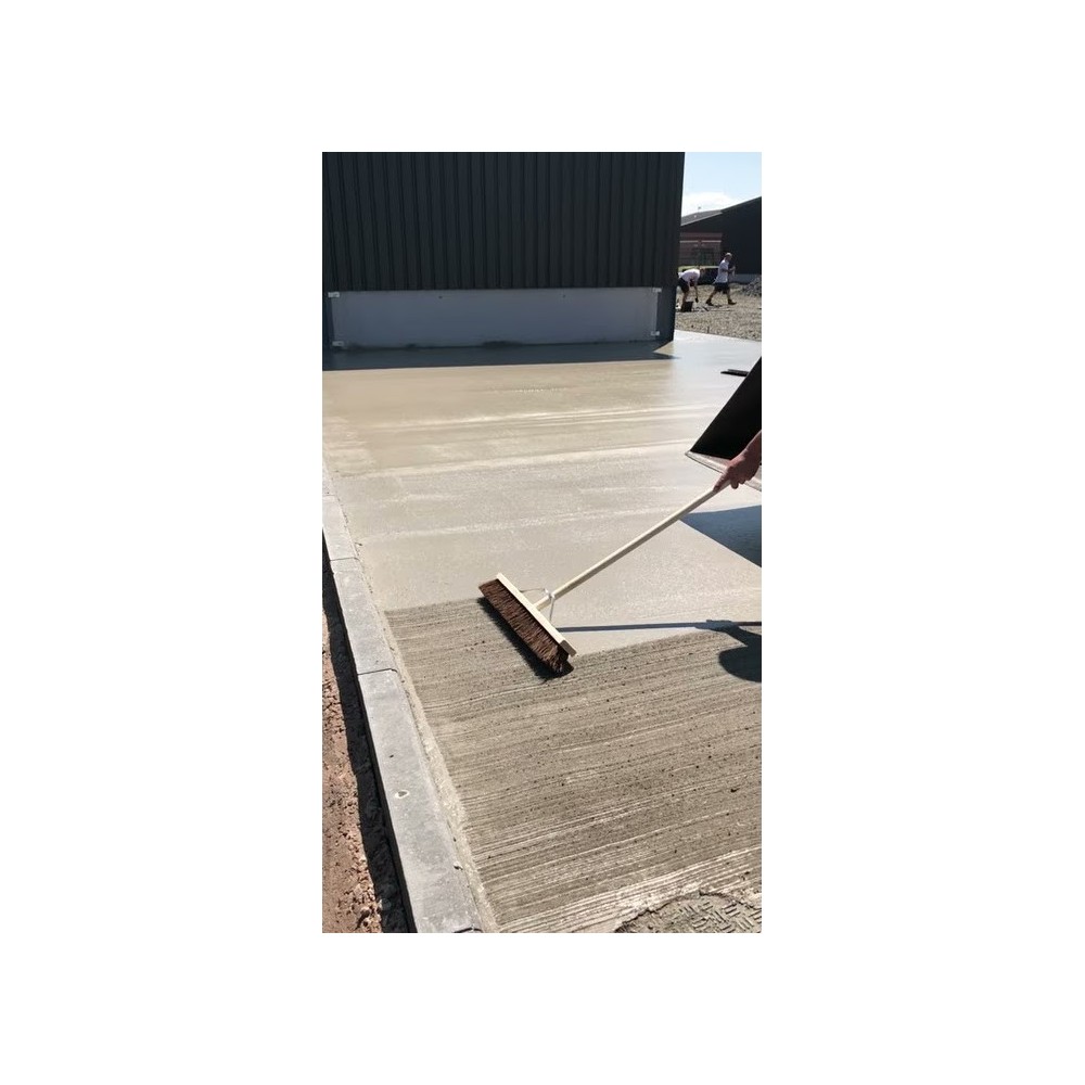 Perie pentru periat beton pe suport de lemn cu latimea de 800mm cu maner din lemn 2m