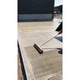 Perie pentru periat beton pe suport de lemn cu latimea de 1000mm cu maner din lemn 2m