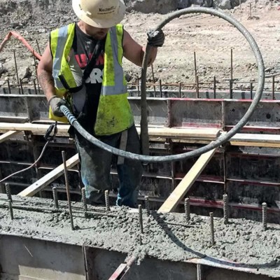 Cauti Vibrator beton HMS2500 WACKER NEUSON cu ax flexibil de 4m si cap vibrare 35/45/55/65mm, tensiune de alimentare 230V ? Gase