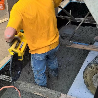 Cauti Vibrator beton HMS2500 WACKER NEUSON cu ax flexibil de 4m si cap vibrare 35/45/55/65mm, tensiune de alimentare 230V ? Gase
